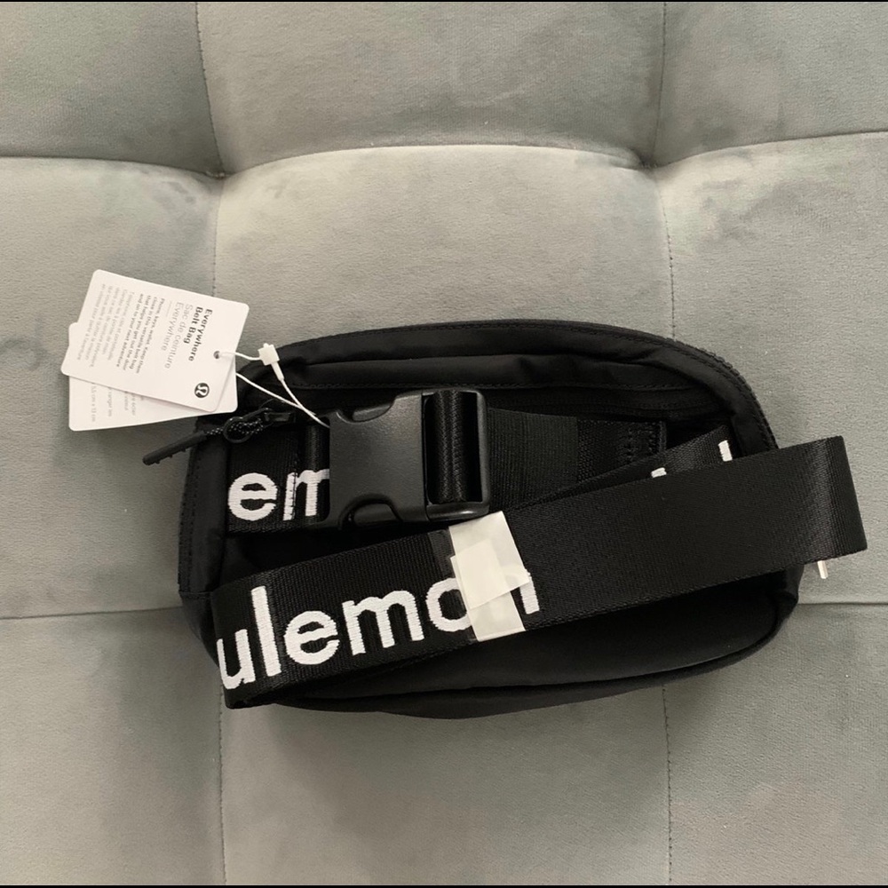 NEW LULULEMON EVERYWHERE BELT BAG IN BLACK WITH WHITE LOGO - Picture 3 of 10